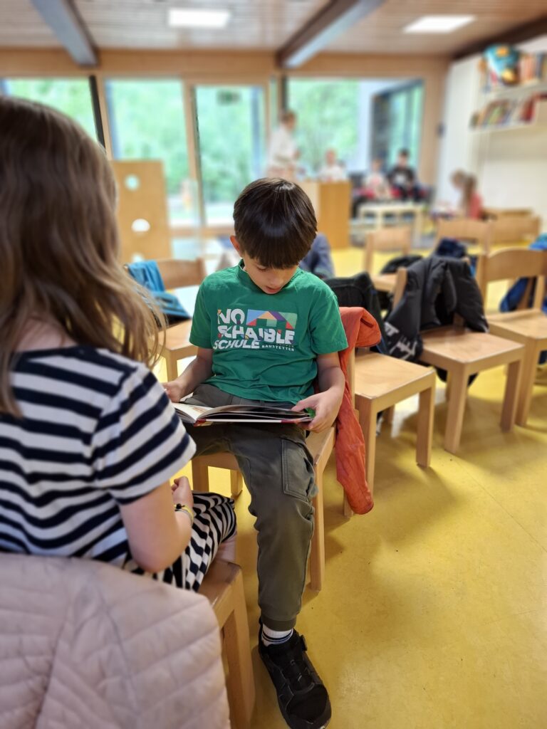 Die Erste Klasse besucht den Kindergarten – Vorlesen verbindet