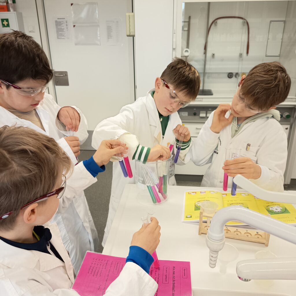 Forschen, Entdecken, Staunen:  Ein Vormittag im MACH-MIT-LABOR der Kilian-von-Steiner-Schule!