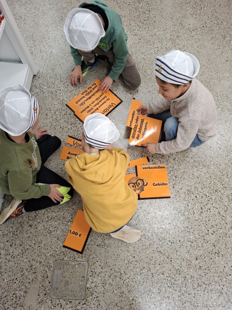 Besuch der Bücherei Laupheim – Die Zweitklässler auf Schatzsuche